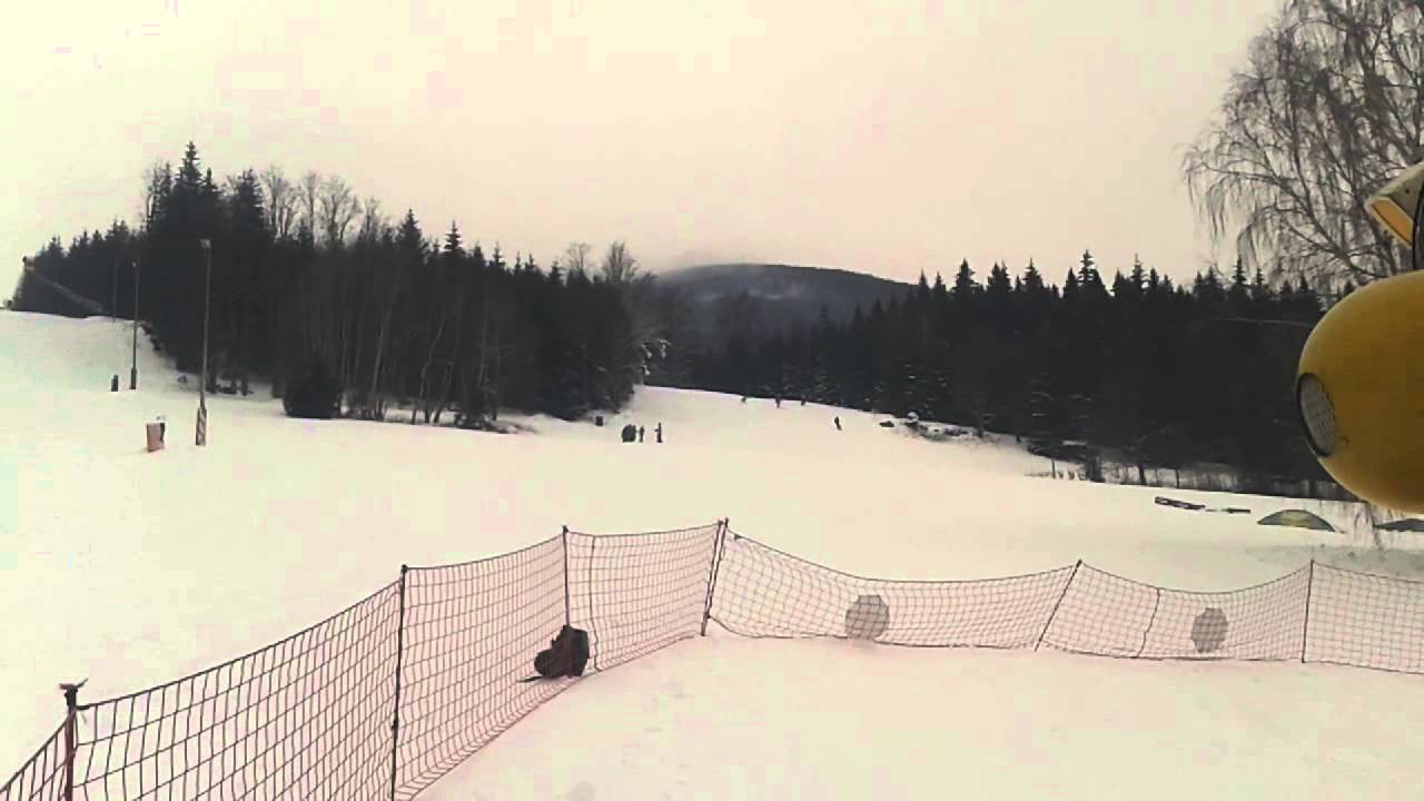 Luk&aacute;&scaron;ek lyžuje s mamkou