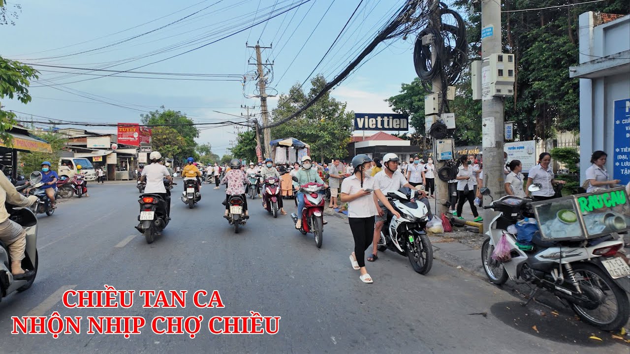 Tấp nập chợ chiều phục vụ công nhân từ phường 8 đến chợ Mỹ Lồng Giồng Trôm