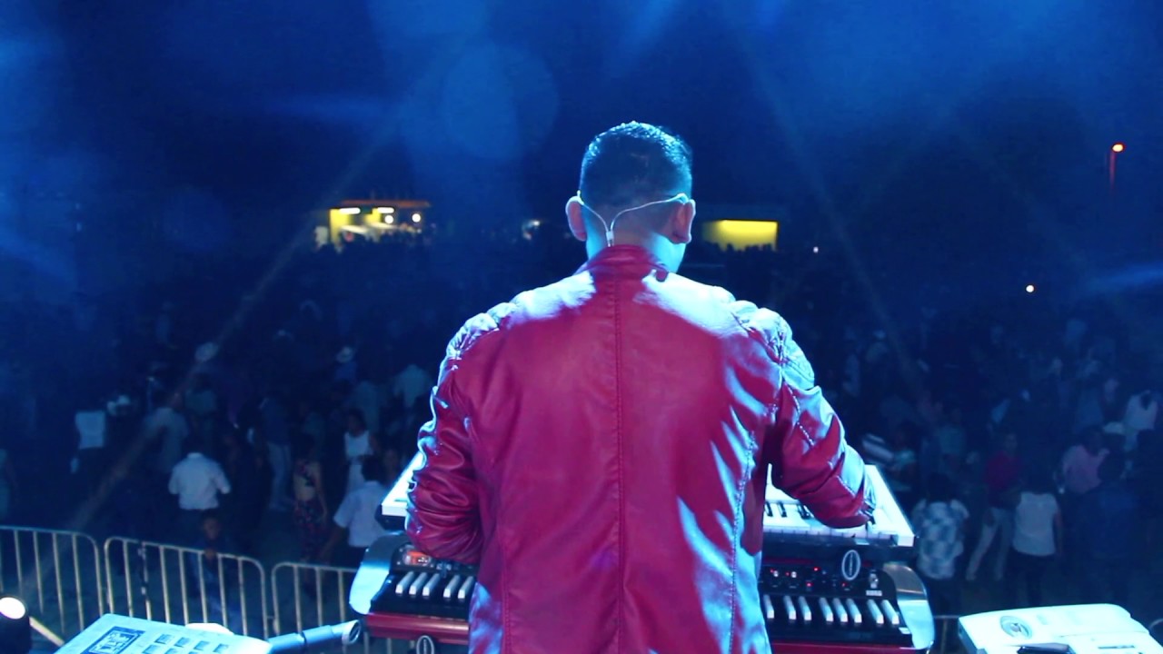 Luis Kazanova - A Mover Las Pompas EN VIVO