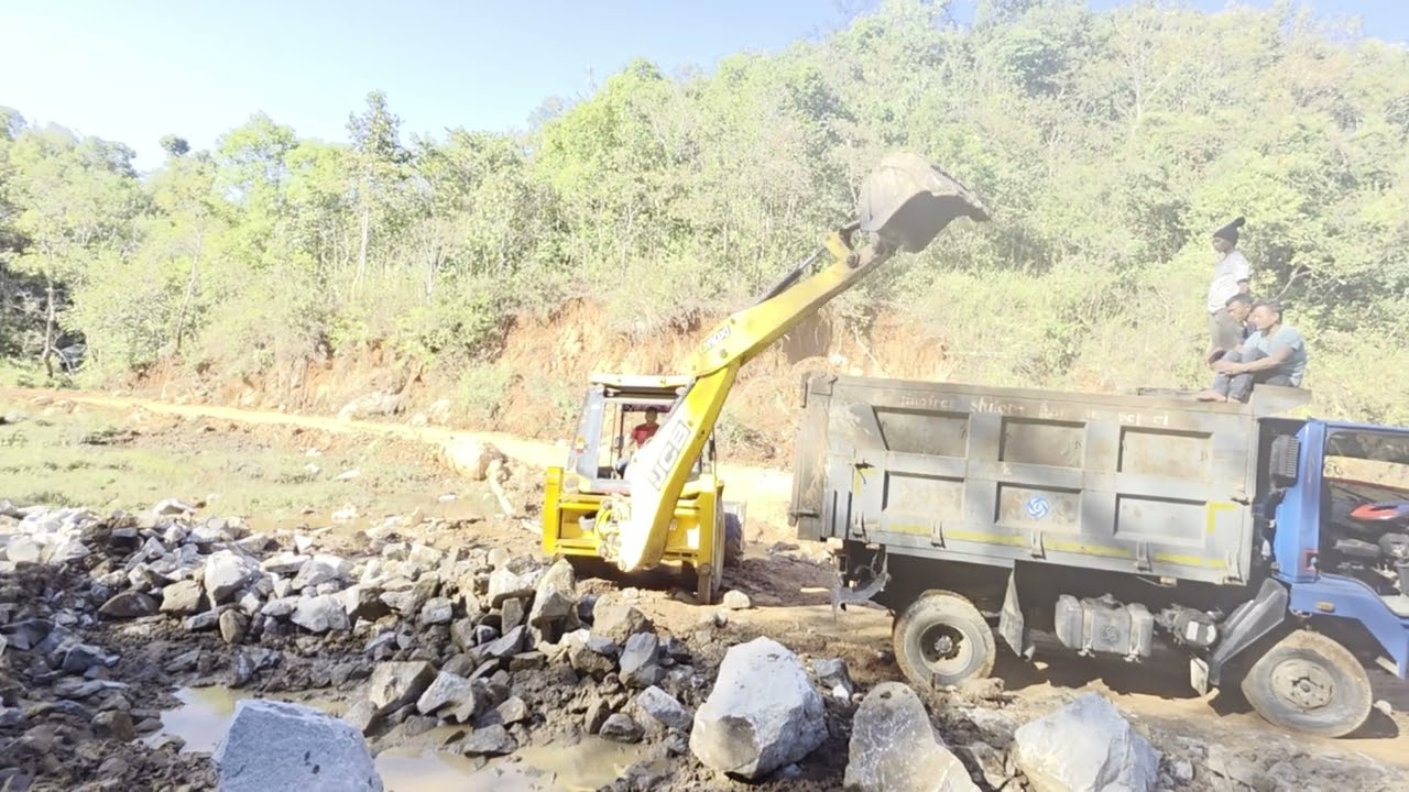 3dx loading boulders into a dump truck