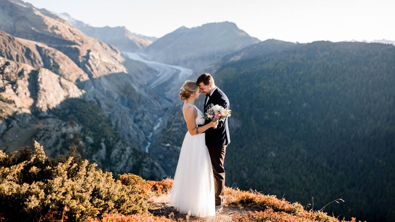 Romantische Berghochzeit | First Look mit Blick auf den Aletschgletscher | Hotel Belalp
