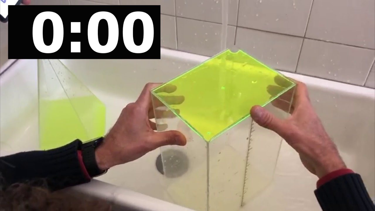 Piramide volume con acqua