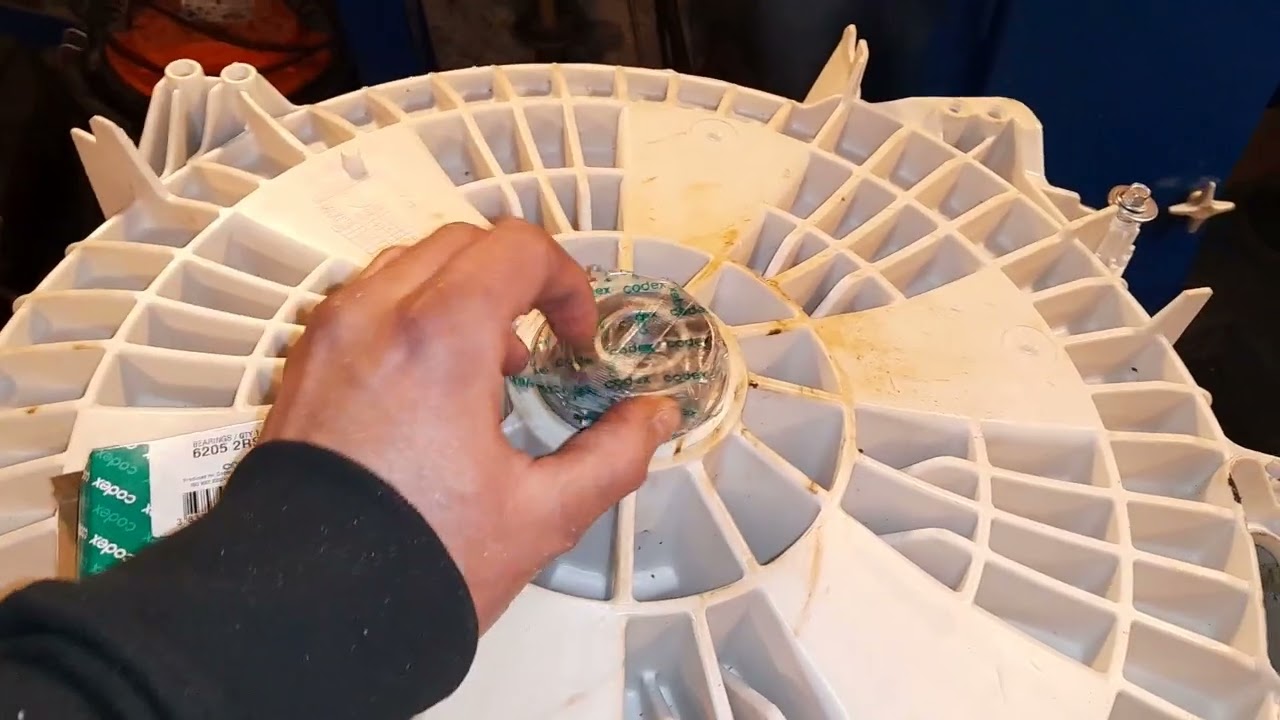 Byter lager i en Whirlpool tv&auml;ttmaskin med svetsad plast ytter trumma