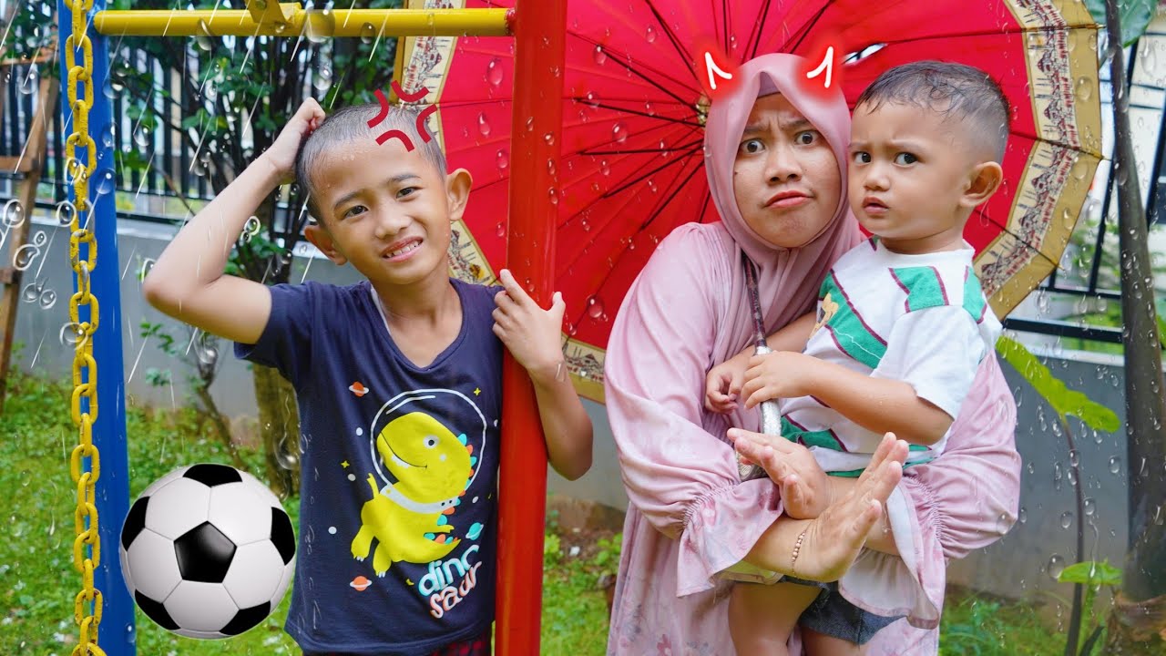 ALI MAIN BOLA DAN MANDI HUJAN 🤕 MAMAH MARAH