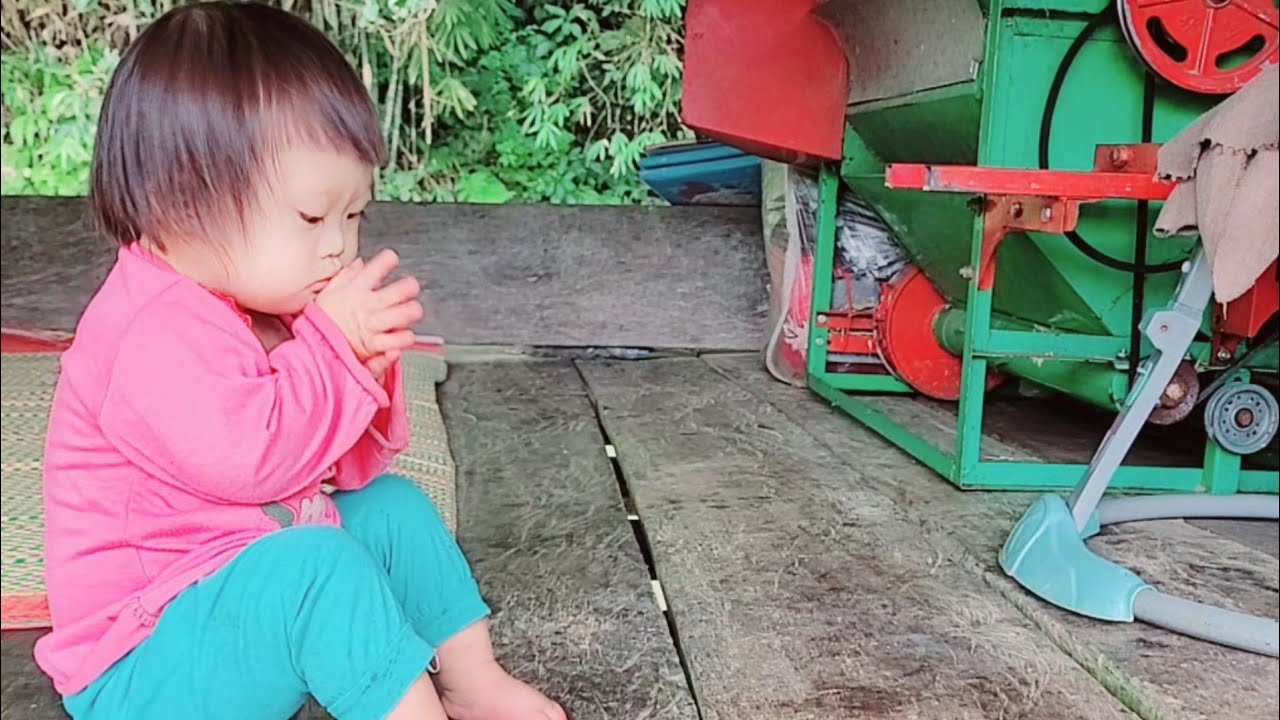 The difficult life of a single mother and child every day