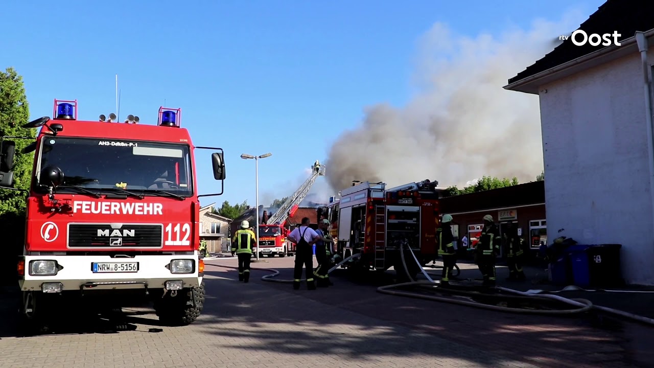 Rookwolken grote brand in Gronau in Twente te zien