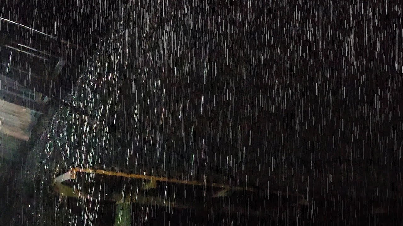heavy rain and lightning at night on the roof of the house, the sound of rain, insomnia solution