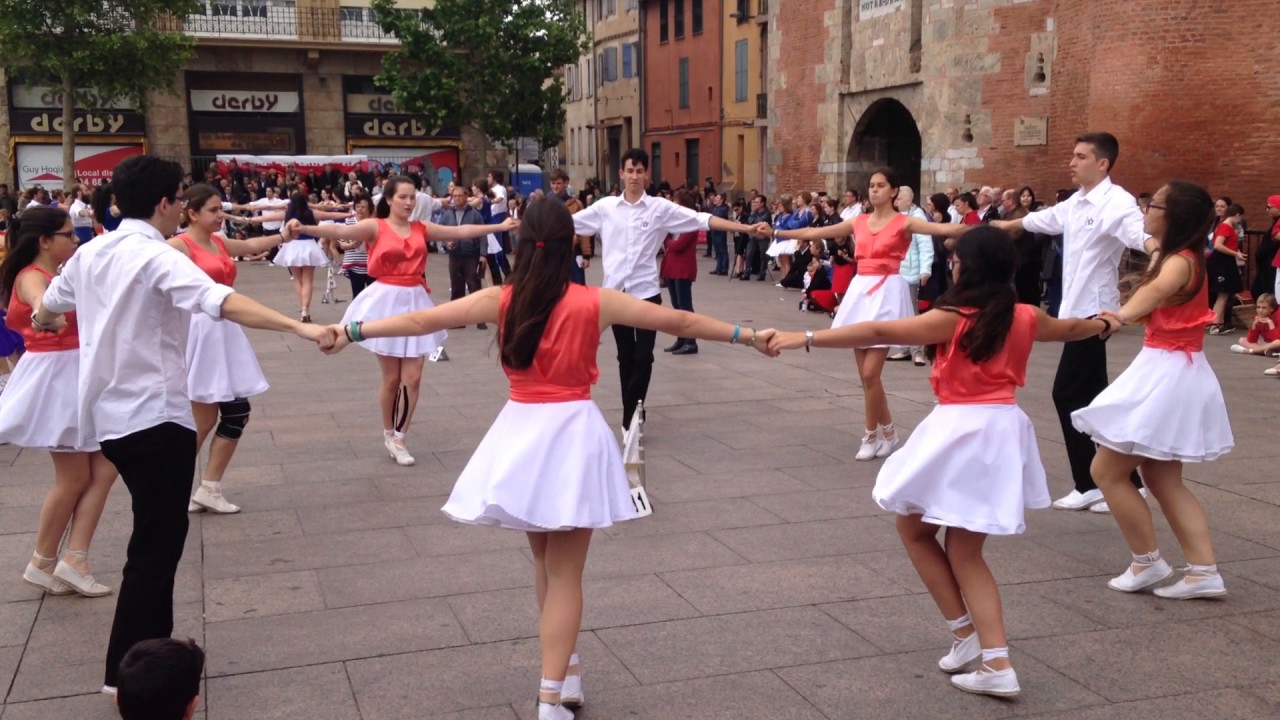 Un concours de sardanes au pied du Castillet à Perpignan.