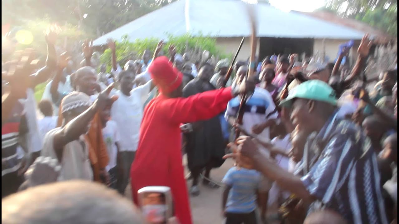 CASAMANCE - EWANG OUSSOUYE 2011. Sortie de S.M. le Roi Sibiloumbaye DIEDHIOU