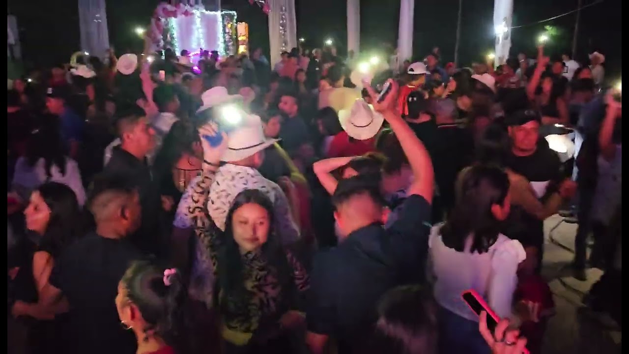Y así es como se ponen los bailes con el Trio La Cautiva