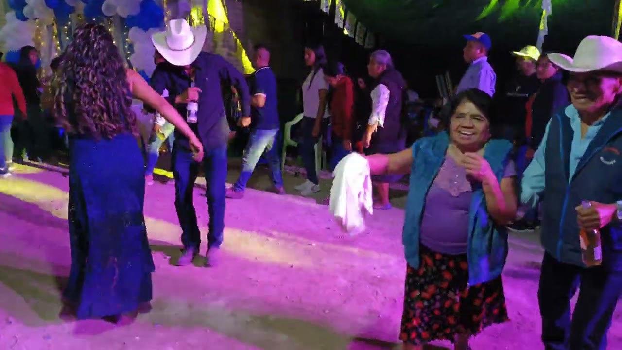 así bailan los novios con lobo Mixteco en Yutanduchi de Guerrero Nochixtlán Oax.