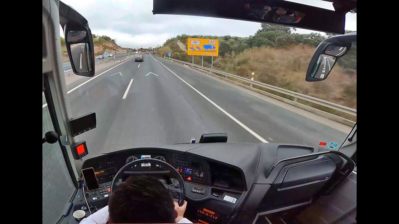 Vuelta por Granada, subida a La Alhambra, y viaje por carretera. Mercedes Benz Tourismo.