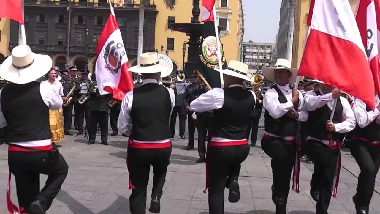 PNP DEL PERU FESTEJANDO EL DIA MUNDIAL DEL FOLKLORE, BAILANDO UNA MARINERA