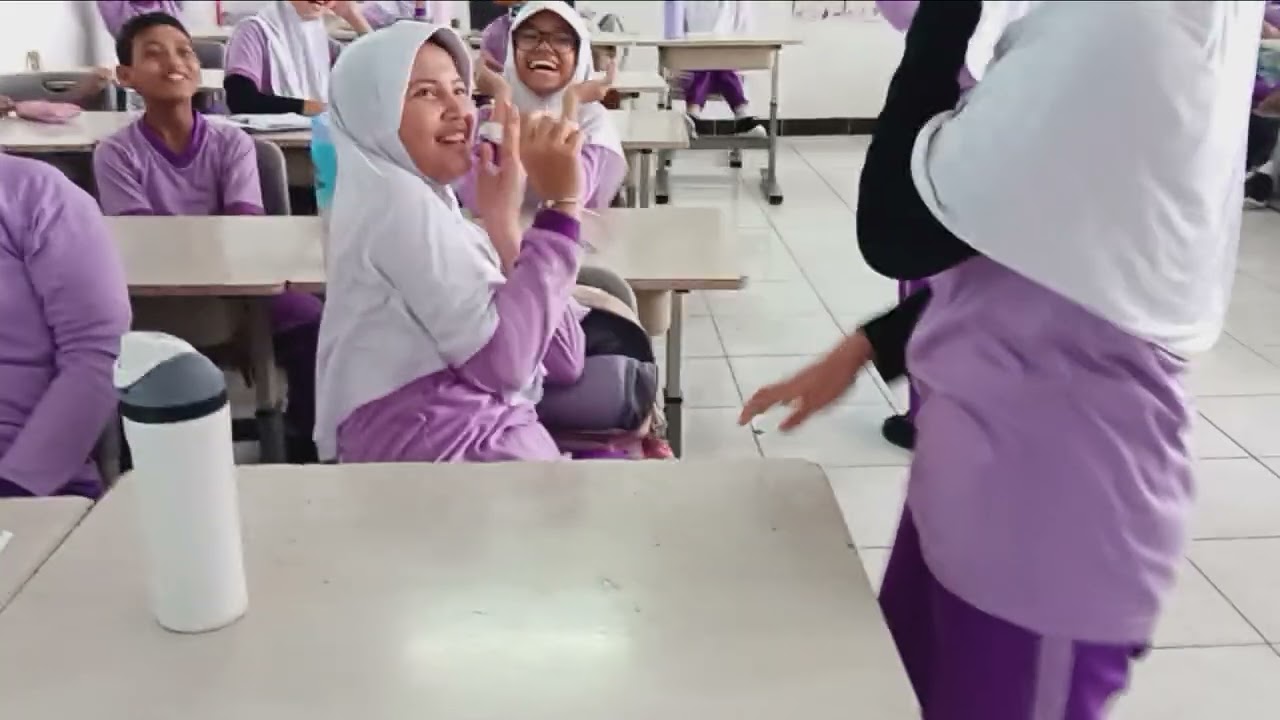 Diluar hujan deras sebagai orang lapangan harus kreatif