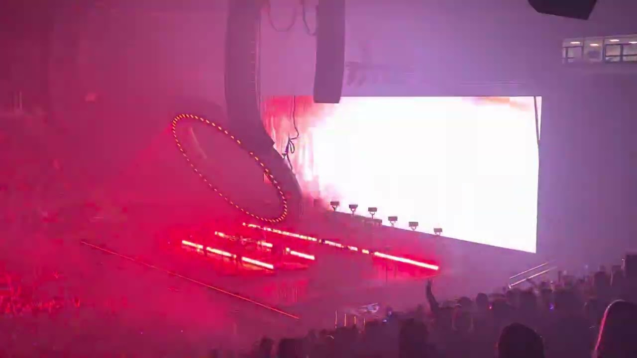 3/7/22 Tame Impala&rsquo;s blinking eye - Petersen Events Center