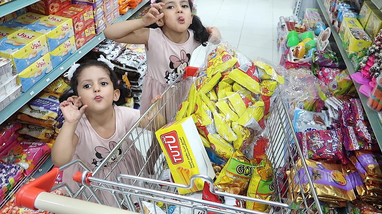 لولو وتالين يلعبون في السوبر ماركت