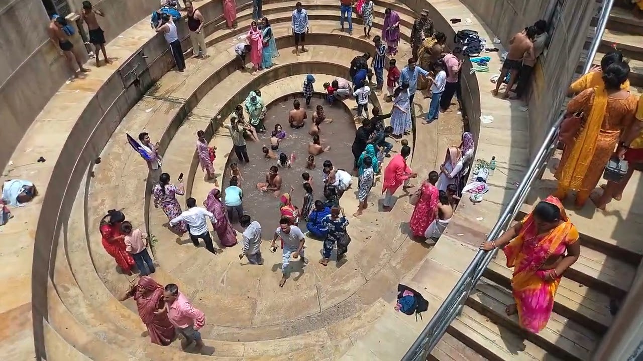 श्री श्याम कुंड में स्नान करने के लिए भारी संख्या में पहुंच रहे हैं श्रद्धालु ।