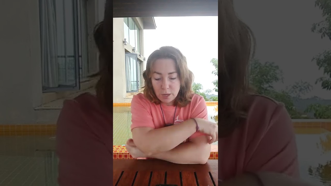 Не хочет и не может сам одеваться. 4,2 мес
