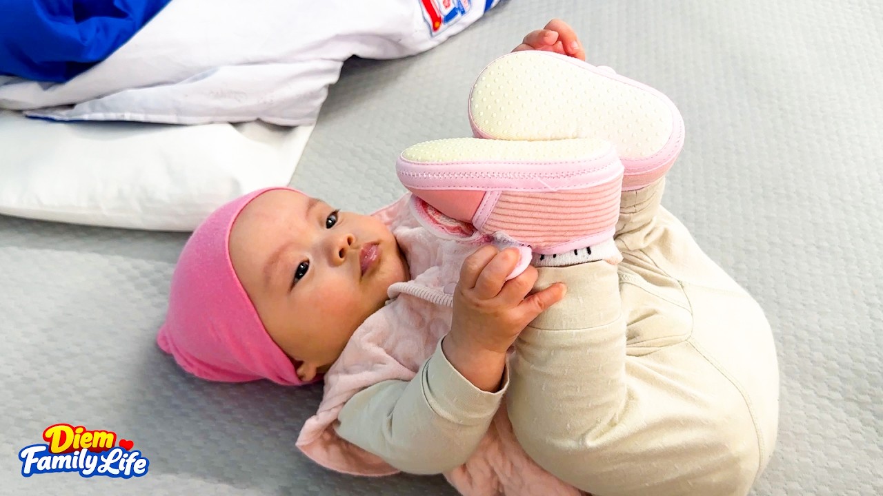 Baby Kim was curious about the new shoes on her feet