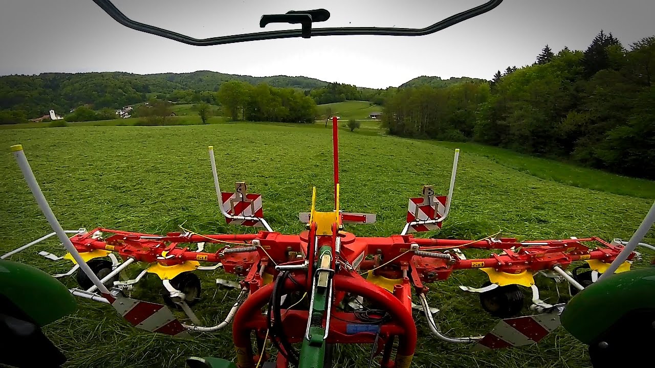 Silage 2017 - Tedding grass