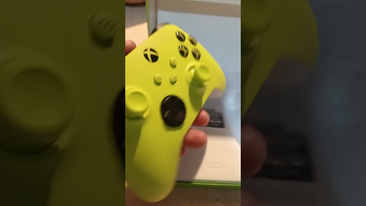 Abriendo un control de XBOX series,color verde fosforescente 🎮