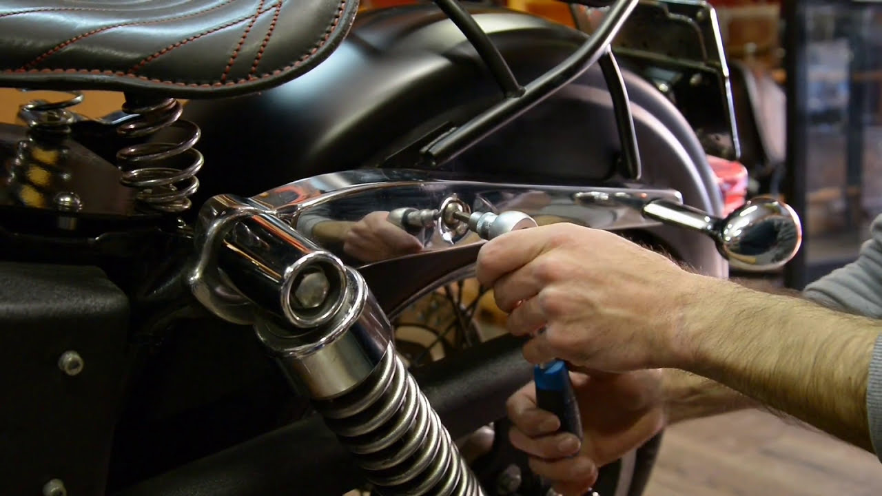 How to mount Ends Cuoio saddlebag with shock cut-out for Hd Dyna