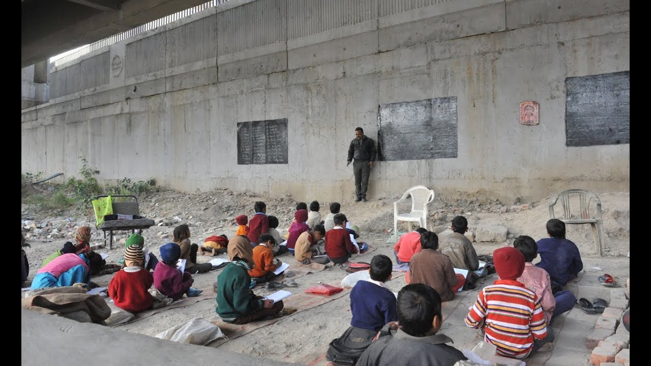 School Under A Bridge: Teacher Under A Bridge in India