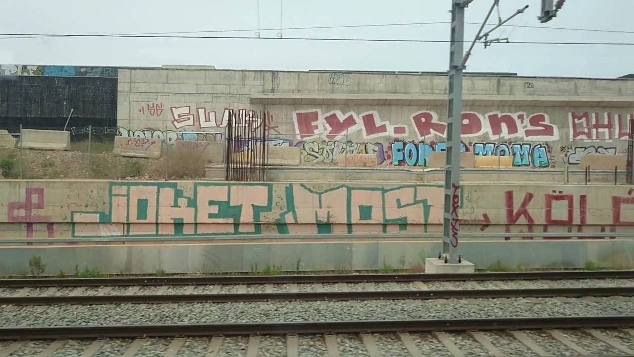 Barcelona graffiti - a view from the train
