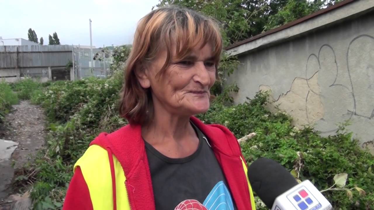 Ľudia bez domova pomáhajú upratovať Nové Mesto