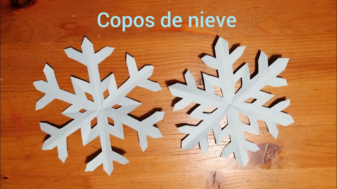 Copos de nieve de papel paso a paso.