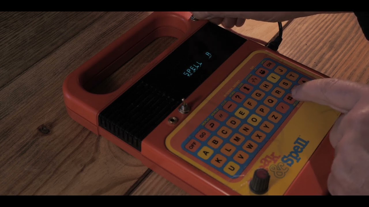Texas Instrument Speak and Spell demo (circuit bend)