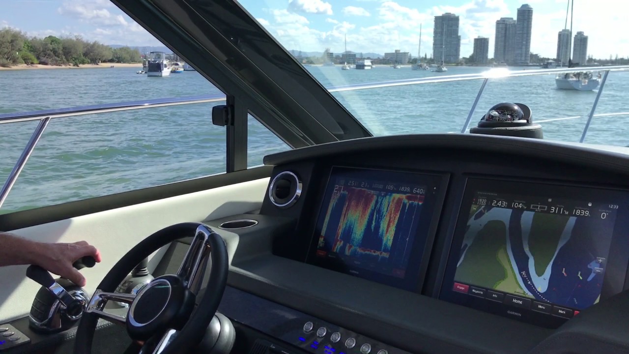 Manoeuvring the Riviera 4800 Sport Yacht