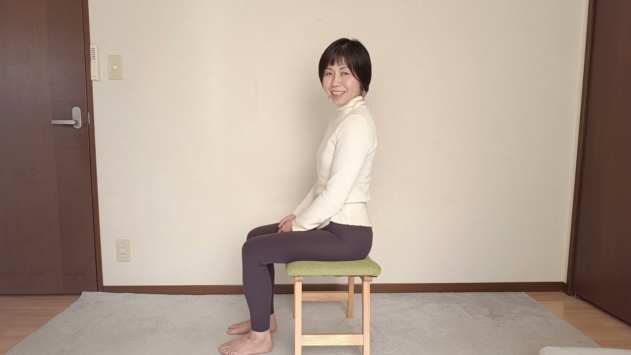 椅子に座ったまま、坐骨神経痛のケア