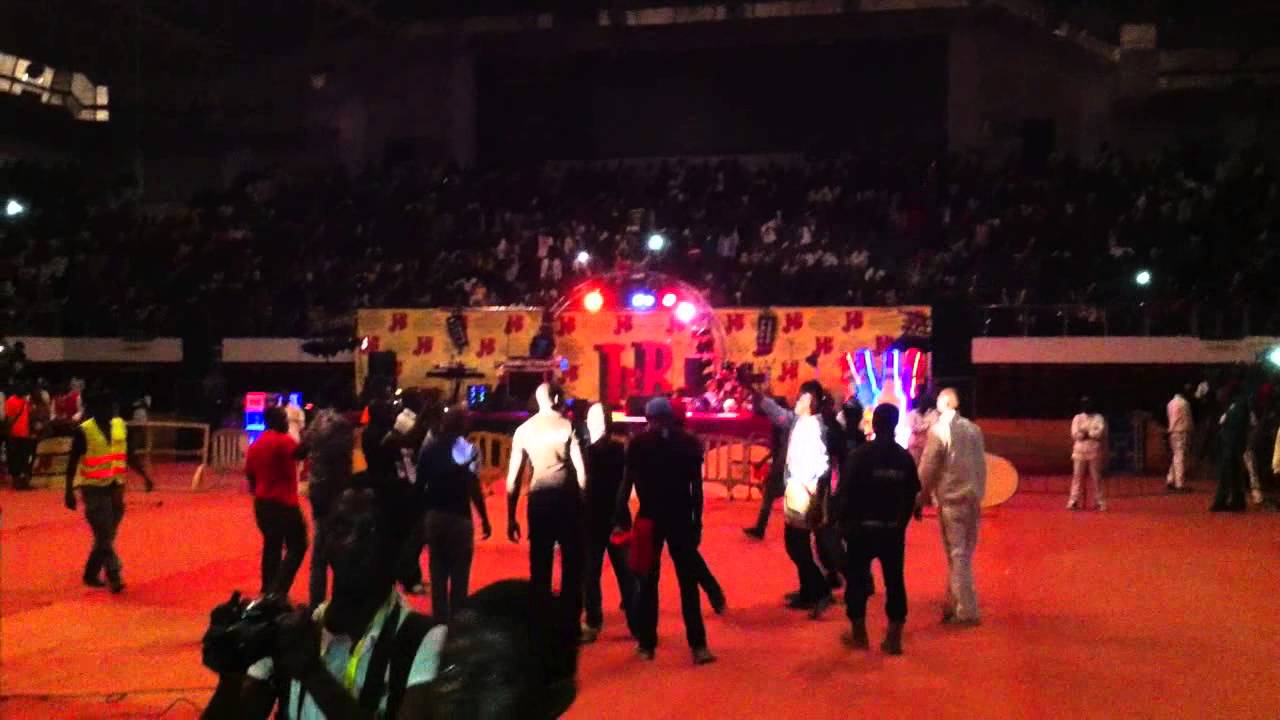 Stanley Enow Hein pere performing at palais des sports