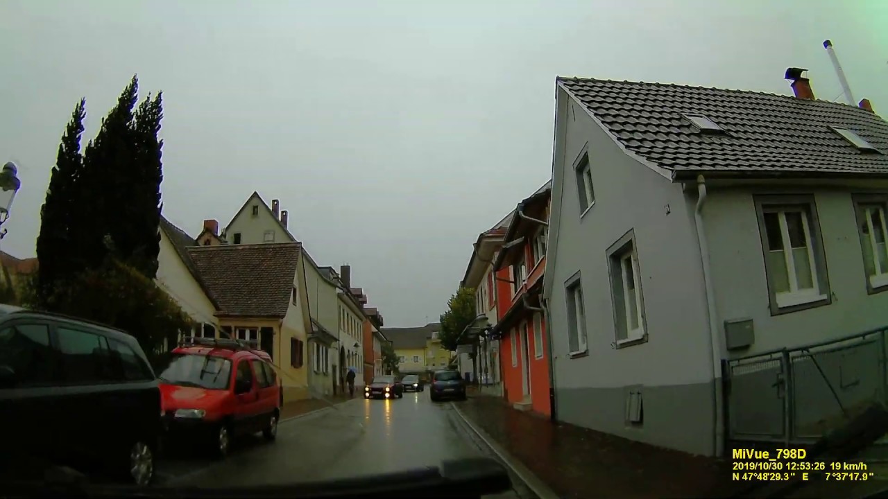 D: Stadt Müllheim. Landkreis Breisgau-Hochschwarzwald. Fahrt durch die Stadtmitte. Oktober 2019
