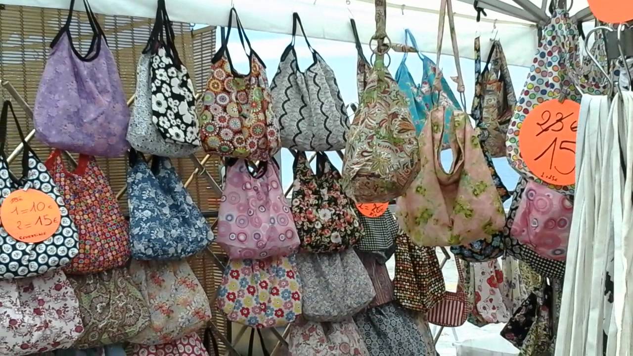 ÎLE DE LA RÉUNION,MARCHÉ FORAIN ST PAUL,24 DÉCEMBRE 2015.