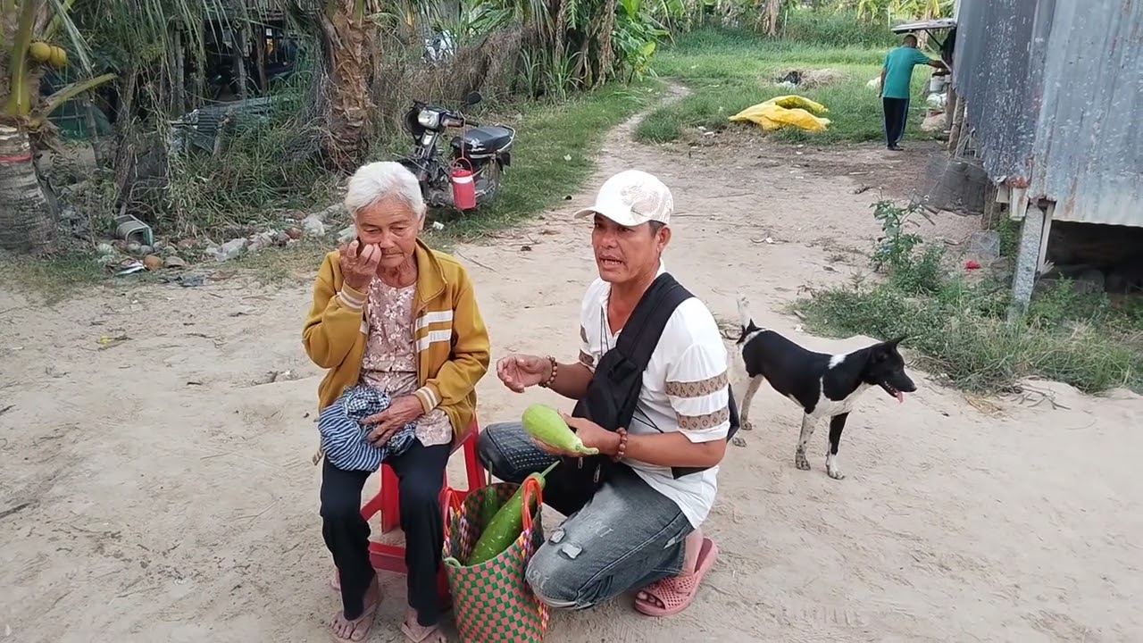 18(2). Ngày tết bà cụ được nhận lì xì rất vui. 72 tuổi dẫn kiếm sống hàng ngày