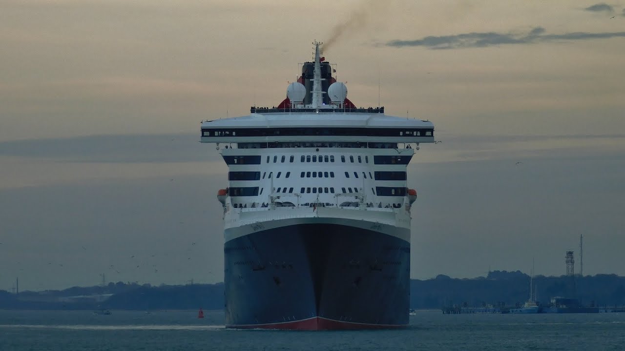 QUEEN MARY 2 goes for a SPIN as she departs SOUTHAMPTON for NEW YORK - 08/03/2025