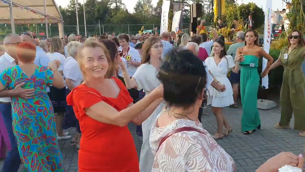 Sędziszów się bawi z Zespołem TOPORKI który poderwał publikę do tańca na potańcówce dożynkowej