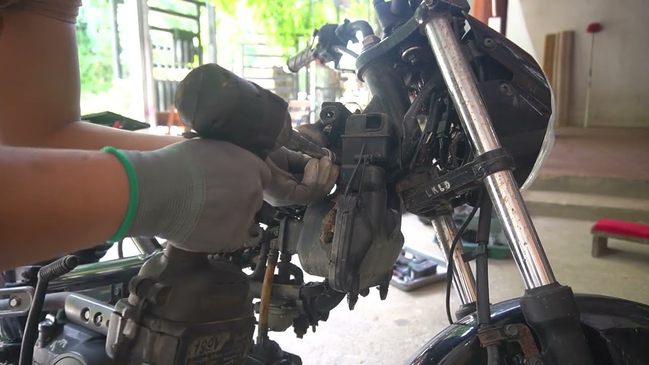 Girl restores 1989 200cc off-road motorbike, abandoned by 70-year-old man for many years