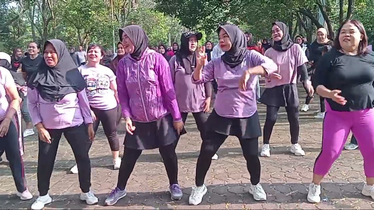 Ga ada kata lelah ..Zin fendy slalu happy Zumba..zumba..