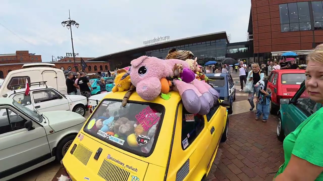 Fiat 126p na zlocie! Klimaty PRL i kapusta z grochem w Auchan