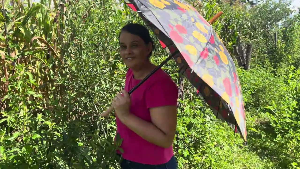 Buscando milho para fazer Pamonha (Quase que William cai dentro do Rio com o Saco de Milho).