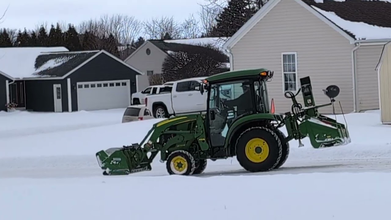 Трактор John Deere 3033R и снег в районе 