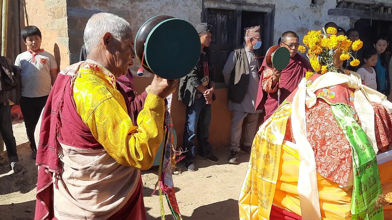तामाङ जातिको दाह संस्कार गरिने चलन दोरम्बा  लामा हरुले मोलाम चोई गर्दै।