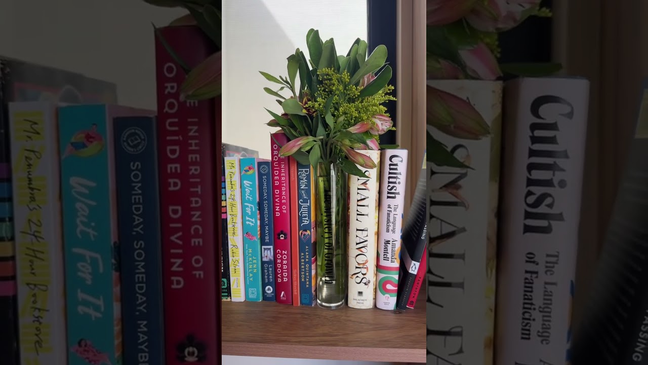 books + flowers = two of my most favorite things in this world 🥰 #bookslover #freshflower