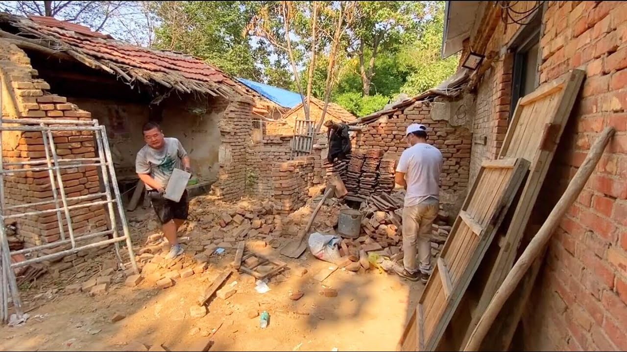 A man secretly renovated his grandfather's 50-year-old house and cleaned the walls