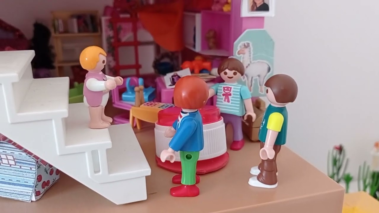 Chloé en français présente une histoire Playmobil : le cousin horrible !😱
