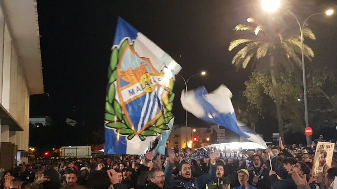 Protestas de la Grada de animación del Málaga CF en las Puertas de la Rosaleda contra los Al-Thani