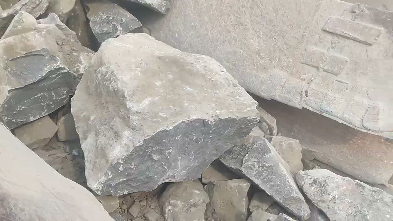Big Black Stone Breaking with jaw machine in crusher Plante